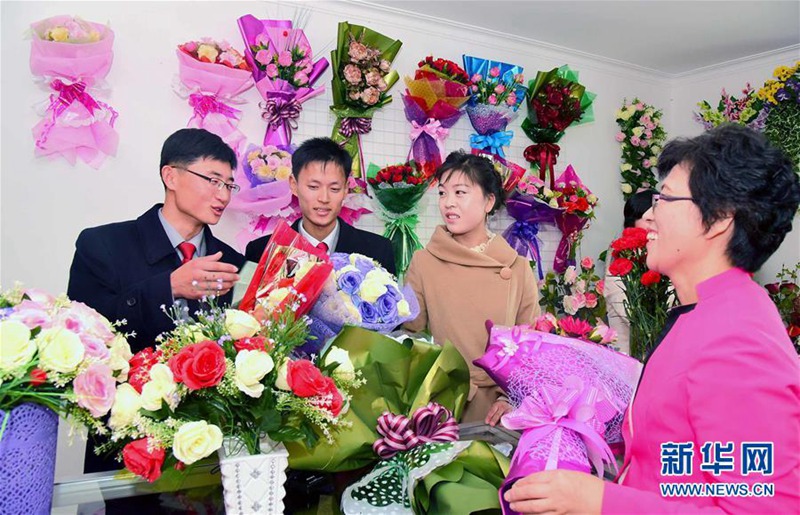 朝中社11月16日提供的攝于11月14日的照片顯示，朝鮮民眾在平壤一家花店中為母親選購花束。