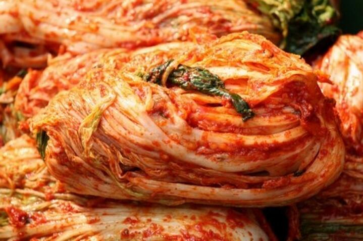 提到韓國美食就不得不提泡菜，不得不說全羅南道的泡菜。從最普遍的白菜泡菜、蘿卜泡菜到茄子泡菜、韭菜泡菜、蓋菜泡菜、牛蒡泡菜、豆芽泡菜，全羅南道的泡菜種類豐富，口味也堪稱一絕。（圖片來自網(wǎng)絡）