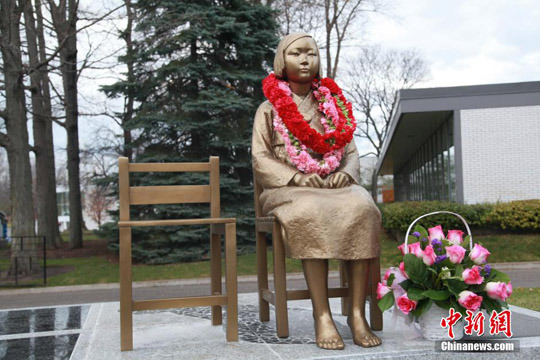 當(dāng)?shù)貢r間11月18日，位于加拿大多倫多地區(qū)的韓國加拿大文化協(xié)會舉行儀式，為“慰安婦少女像”揭幕。中新社記者 徐長安 攝  