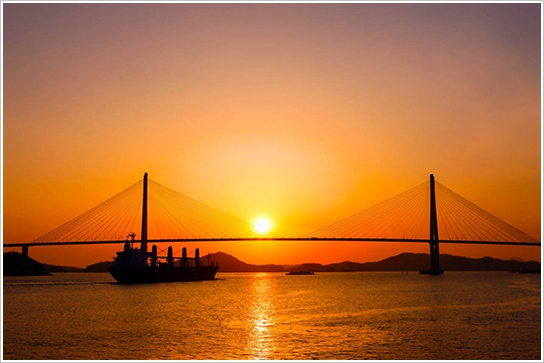 夕陽(yáng)下的木浦大橋（圖片來(lái)自韓國(guó)旅游發(fā)展局）