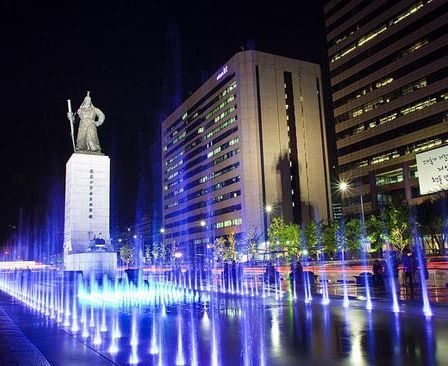 光化門廣場(chǎng)夜景 （圖片來(lái)源：韓國(guó)網(wǎng)絡(luò)）