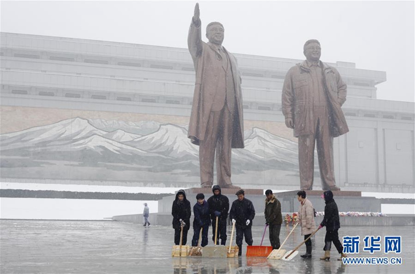 11月25日，在朝鮮首都平壤，民眾在萬壽臺(tái)廣場(chǎng)清掃冰雪。 新華社記者朱龍川攝