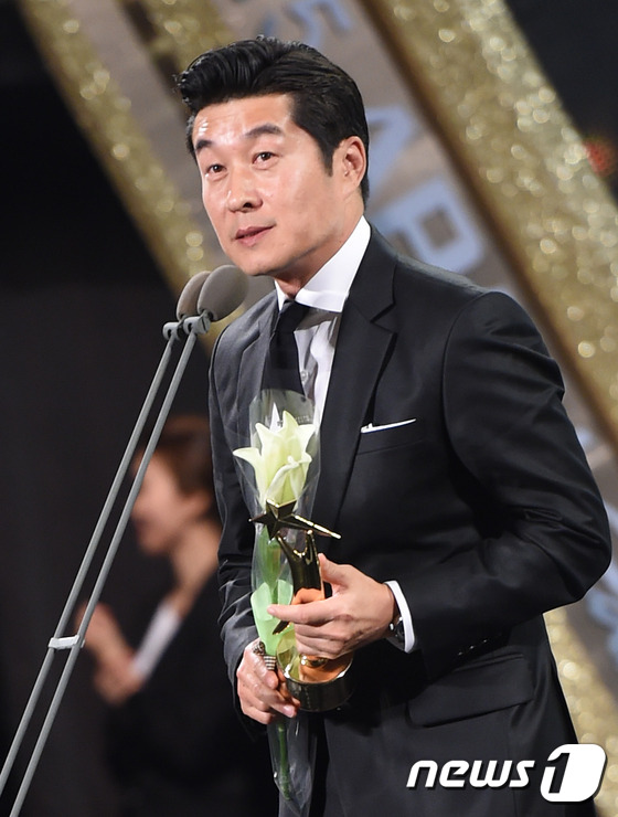 金秀賢獲“APAN Star Awards” 大賞 金喜善南柱赫林時(shí)完出席頒獎(jiǎng)典禮【組圖】