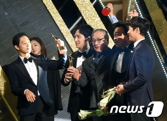 金秀賢獲“APAN Star Awards” 大賞 金喜善南柱赫林時完出席頒獎典禮【組圖】