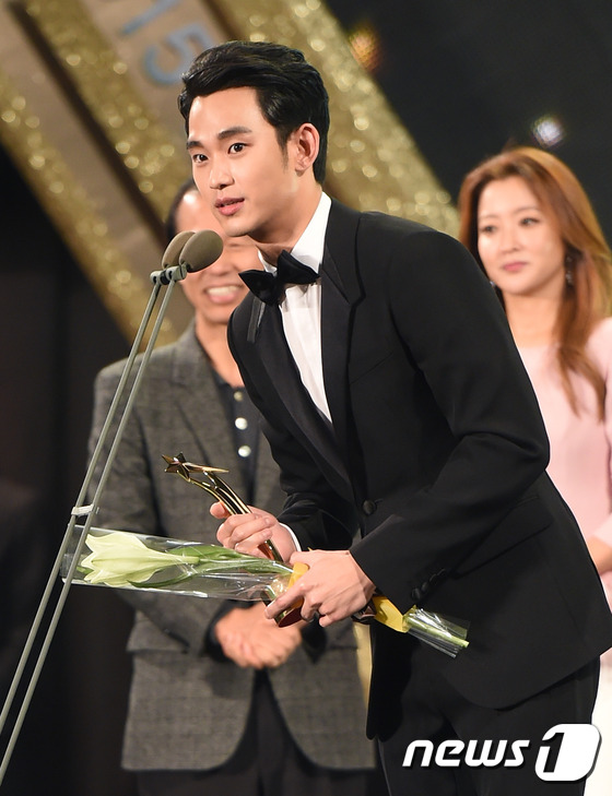 金秀賢獲“APAN Star Awards” 大賞 金喜善南柱赫林時完出席頒獎典禮【組圖】