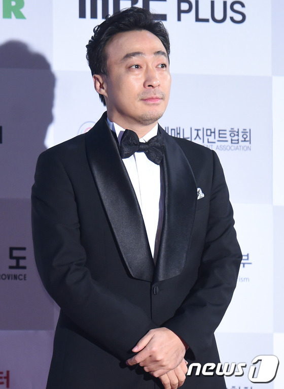 金秀賢獲“APAN Star Awards” 大賞 金喜善南柱赫林時完出席頒獎典禮【組圖】