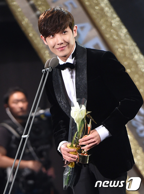 金秀賢獲“APAN Star Awards” 大賞 金喜善南柱赫林時(shí)完出席頒獎(jiǎng)典禮【組圖】