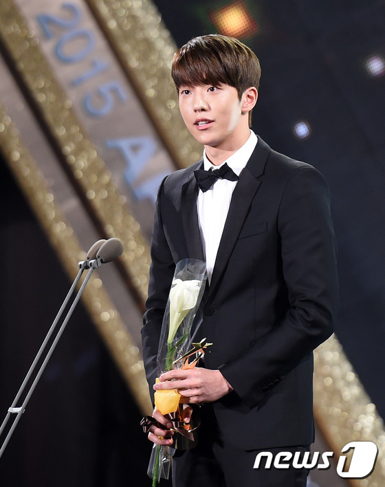 金秀賢獲“APAN Star Awards” 大賞 金喜善南柱赫林時完出席頒獎典禮【組圖】