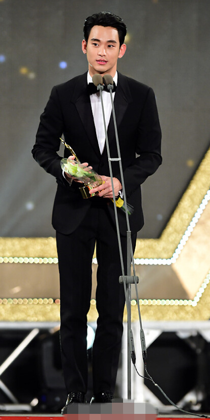 金秀賢獲“APAN Star Awards” 大賞 金喜善南柱赫林時完出席頒獎典禮【組圖】