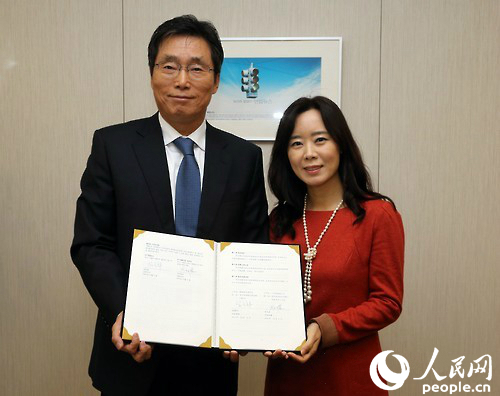 韓聯(lián)社常務(wù)理事沈壽和（左）與人民網(wǎng)韓國公司總經(jīng)理周玉波（右）出席了簽約儀式。 張悅 攝