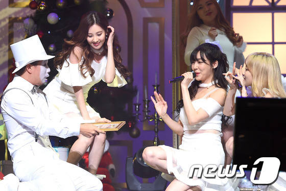 泰蒂徐出席《Dear Santa》發(fā)售活動 泰妍Tiffany秀蠻腰可愛不失性感【組圖】