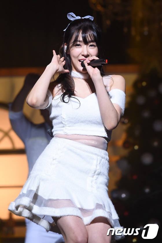 泰蒂徐出席《Dear Santa》發(fā)售活動 泰妍Tiffany秀蠻腰可愛不失性感【組圖】