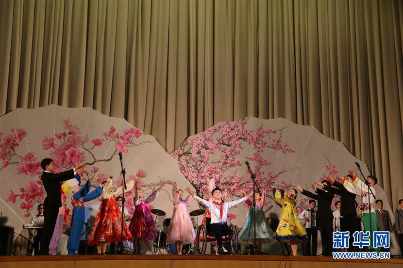 12月3日，在朝鮮首都平壤，殘疾人演員表演歌舞《幸福的明天》。 新華社記者陸睿攝
