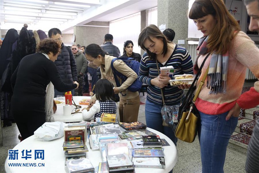  12月5日，在朝鮮平壤，參觀者在義賣現(xiàn)場挑選影碟。 新華社記者陸睿攝