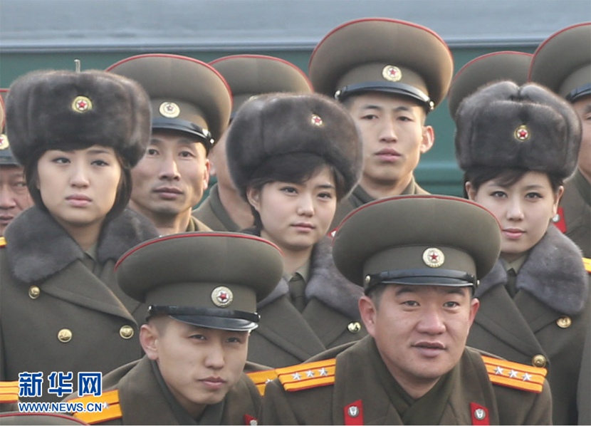  12月9日，在朝鮮首都平壤，朝鮮功勛國家合唱團和牡丹峰樂團成員臨行合影。新華社記者郭一娜攝