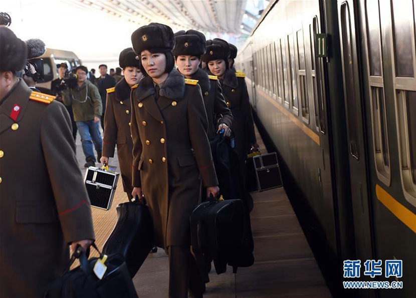 12月10日，訪問團(tuán)成員們在北京站走下火車。 新華社記者金良快攝