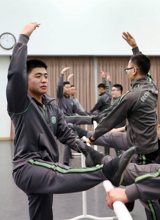 韓國為士兵開設芭蕾舞課 緩解其心理壓力【組圖】