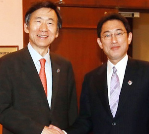 日本外相岸田文雄（右）和韓國(guó)外長(zhǎng)尹炳世（左）。