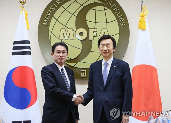 韓國(guó)外交部長(zhǎng)官尹炳世與日本外相岸田文雄于當(dāng)?shù)貢r(shí)間28日下午兩點(diǎn)在韓國(guó)首爾舉行會(huì)談。（圖片來源：韓聯(lián)社）