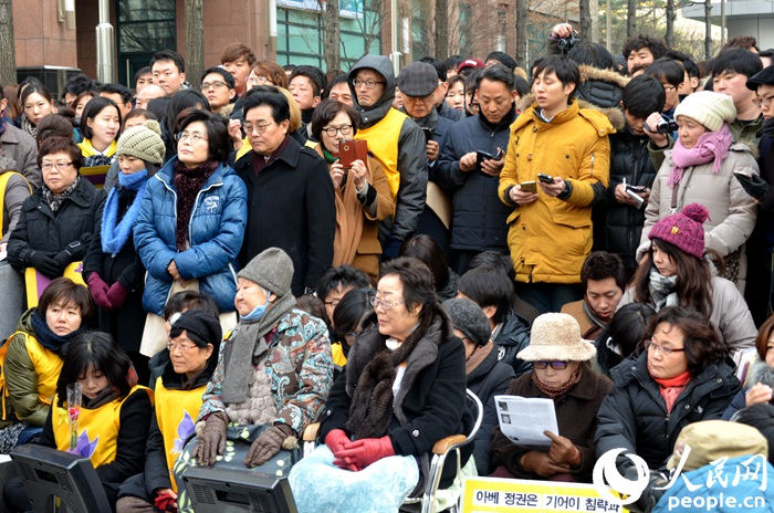 12月30日，由韓國“慰安婦”維權團體挺身隊問題對策協(xié)議會主辦的周三定期集會在日本駐韓大使館門前如期舉行。劉亞瓊 攝