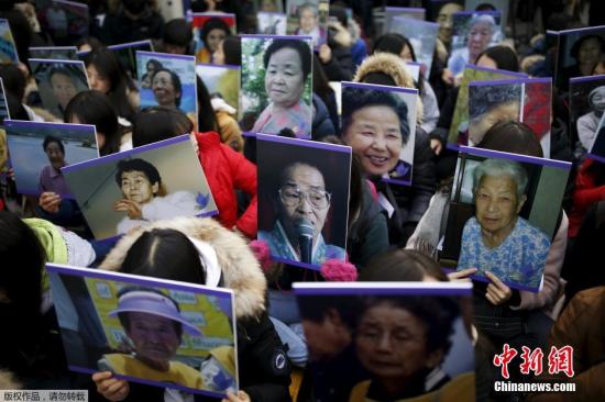 當地時間12月30日，韓國首爾，當地民眾手中高舉慰安婦的照片，在日本使館前集會抗議。