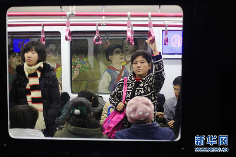 在朝鮮首都平壤的凱旋地鐵站，乘客乘坐新建造的地鐵列車（1月6日攝）。新華社記者朱龍川攝