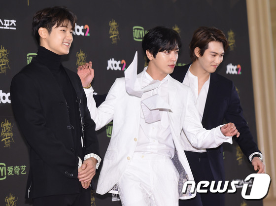 “金唱片大賞”紅毯匯總 CNBlue黑白簡約EXO藍色造型搶眼【組圖】