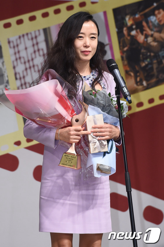 全度妍劉亞仁現(xiàn)身電影頒獎禮 分獲最佳男女主角【組圖】