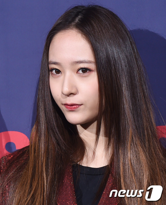 f(x)舉辦首場(chǎng)演唱會(huì)發(fā)布會(huì) 宋茜紅衣現(xiàn)身【組圖】