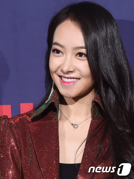 f(x)舉辦首場(chǎng)演唱會(huì)發(fā)布會(huì) 宋茜紅衣現(xiàn)身【組圖】