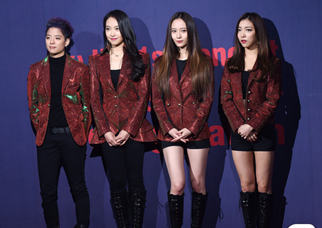 f(x)舉辦首場演唱會(huì)發(fā)布會(huì) 宋茜紅衣現(xiàn)身【組圖】