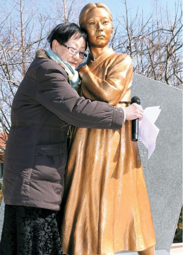 當(dāng)?shù)貢r(shí)間1日，釜山“和平少女像”揭幕儀式在釜山學(xué)生教育文化會館廣場舉辦。