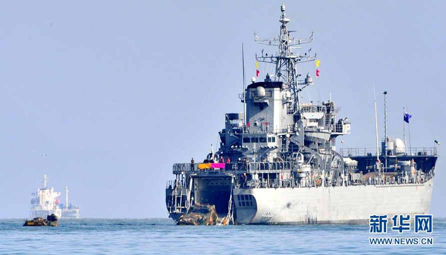 3月7日，在韓國浦項(xiàng)市附近海域，韓軍突擊登陸車輛向登陸艦移動。