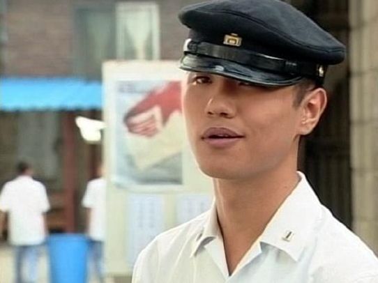 《太陽(yáng)的后裔》主演童年照公開(kāi) 宋仲基宋慧喬從小美到大【組圖】