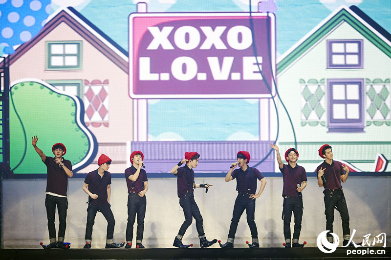 EXO二巡安可演唱會(huì)首爾落幕 KAI拄拐杖登臺(tái)【高清組圖】