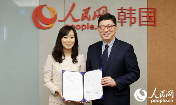 人民網(wǎng)韓國公司總經(jīng)理周玉波（左）與韓國海外文化弘報院院長樸榮國（右）簽署了合作協(xié)議。