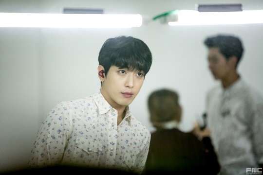 CNBlue演唱會(huì)花絮照 鄭容和李宗泫后臺(tái)搞怪【組圖】