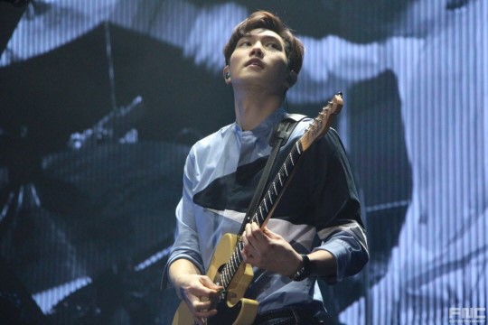 CNBlue演唱會花絮照 鄭容和李宗泫后臺搞怪【組圖】