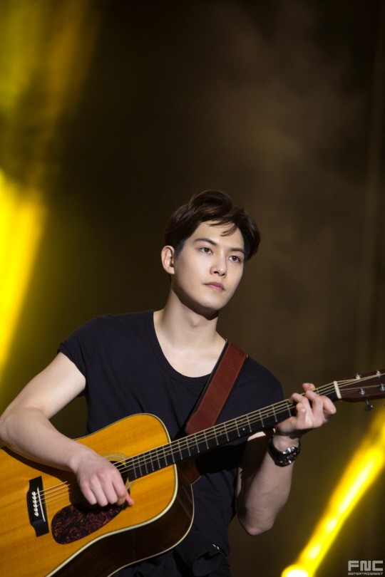 CNBlue演唱會花絮照 鄭容和李宗泫后臺搞怪【組圖】