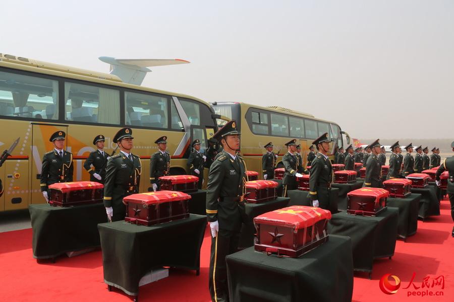 第三批在韓志愿軍烈士遺骸回國 殲-11戰(zhàn)機護航