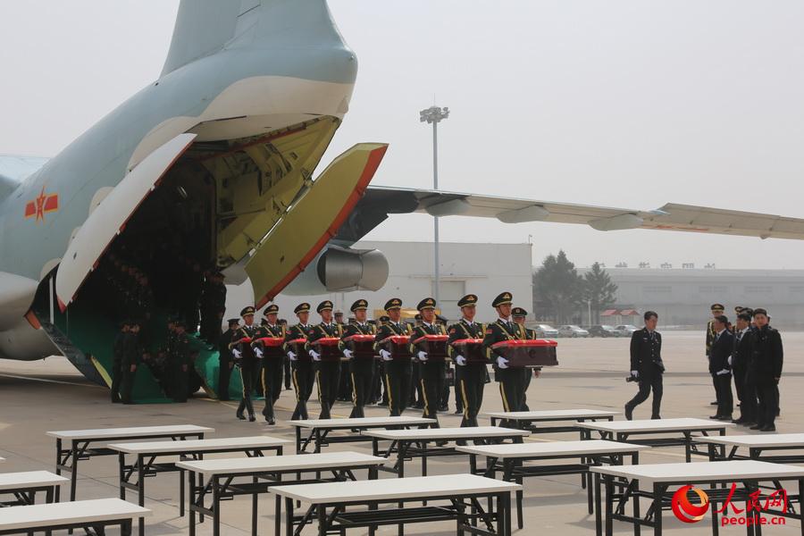 第三批在韓志愿軍烈士遺骸回國 殲-11戰(zhàn)機護航