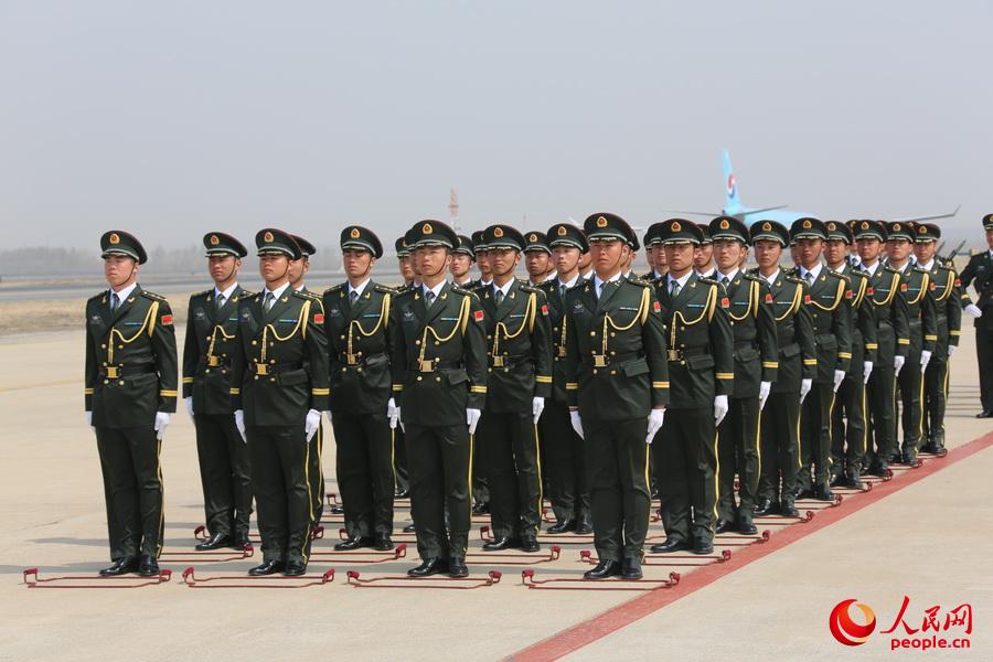 第三批在韓志愿軍烈士遺骸回國(guó) 殲-11戰(zhàn)機(jī)護(hù)航