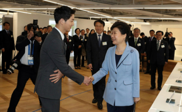 樸槿惠贊宋仲基任韓觀光大使 稱感到踏實（圖）