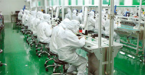 資料圖：富士康公司計劃用機(jī)器人替代一部分從事枯燥工作的勞動力，圖為一處富士康車間內(nèi)景。（圖片源于網(wǎng)絡(luò)）