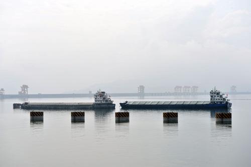 資料圖片：船舶停靠在三峽大壩壩前水域等待過閘。