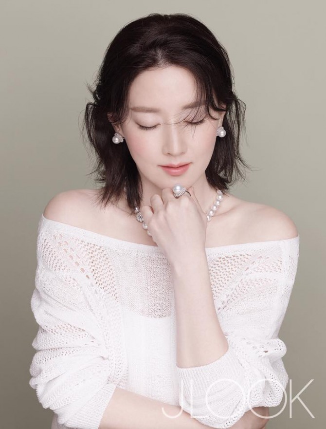歲月沉淀的美！李英愛珠寶大片展無暇美肌 網(wǎng)友紛紛點贊【組圖】