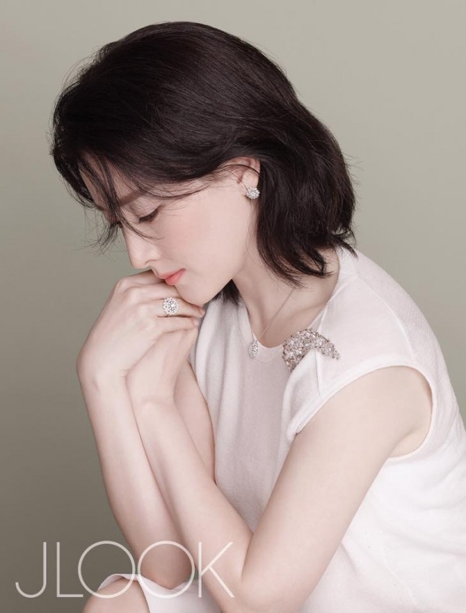 歲月沉淀的美！李英愛珠寶大片展無暇美肌 網(wǎng)友紛紛點贊【組圖】