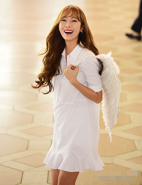 Jessica變身天使現(xiàn)身機(jī)場 新專輯《With Love, J》昨日發(fā)布【組圖】