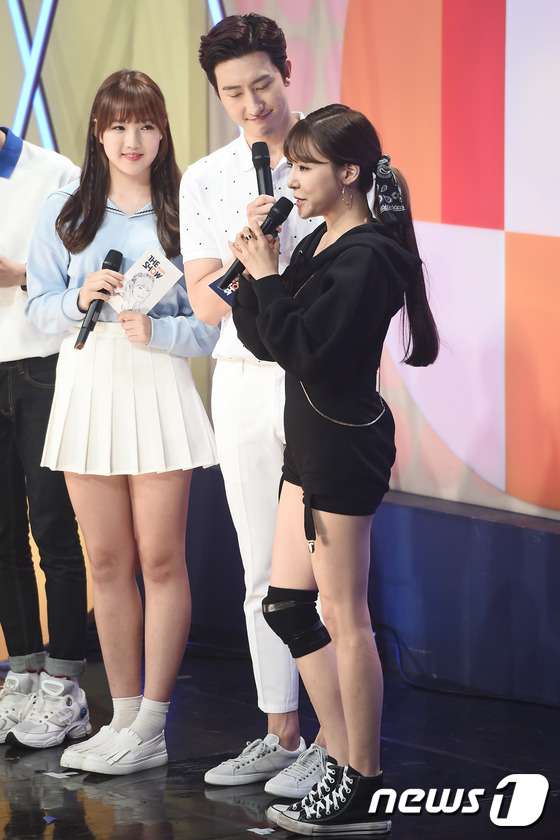 少女時(shí)代Tiffany登臺(tái)熱舞秀美腿 高人氣獲一位【組圖】