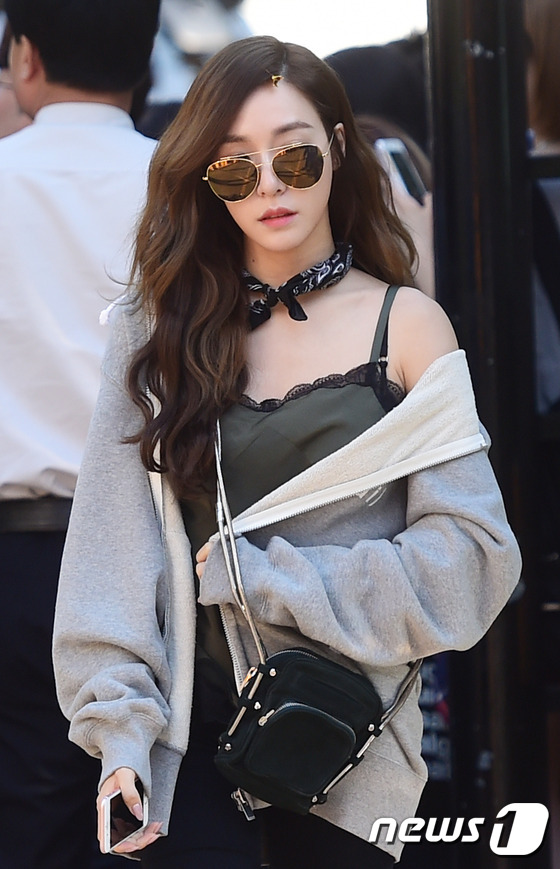 Tiffany霸氣現(xiàn)身“上班路” twice等女團(tuán)可愛(ài)少女風(fēng)【組圖】
